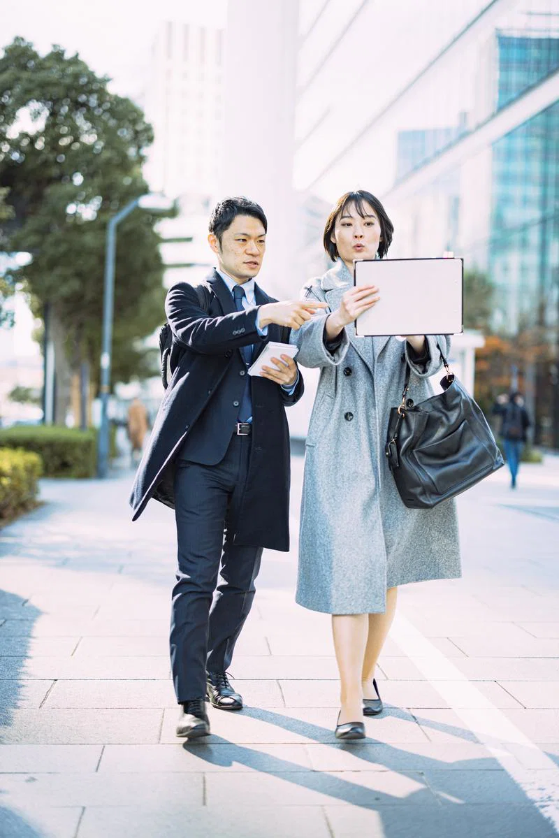握手を交わすビジネスパーソン